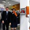 Grund zur Freude: Auch die Raiffeisenbank-Filiale in Altenkunstadt hat nun einen Defibrillator. Den Umgang damit zeigte Markus Seitz (re.) nicht nur Erstem Bürgermeister Georg Vonbrunn, Vorstandsvorsitzendem Thomas Siebenaller und Elke Stadelmann von der Raiffeisenbank (v. li.).