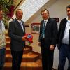 Die Adam-Riese-Halle in Bad Staffelstein ist dank der großzügigen Spende der Raiffeisen-Volksbank Bad Staffelstein mit einem Defibrillator im Wert von 1700 Euro ausgestattet. Bankdirektor Michael Lieb (3. v. li.) hofft, dass das gespendete Gerät nicht zum Einsatz kommen muss, ist aber froh, dass die Raiffeisen-Volksbank einen erheblichen Beitrag in Sachen Erste Hilfe leisten kann. Jürgen Dietz (li.), Leiter der Adam-Riese-Halle, wies darauf hin, dass der Defibrillator auch vom TSV und der Adam-Riese-Schule mitgenutzt werden kann. So steht er beim Obermain-Marathon zur Verfügung und soll das schnelle Eingreifen bei Herz- und Kreislaufproblemen durch Ersthelfer ermöglichen. Bürgermeister Jürgen Kohmann (2. v. li.) bedankte sich für diese „lebensrettende Spende“. Der Geldbetrag für den Defibrillator stammt aus dem Zweckertrag des Gewinnsparvereins.