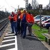 Projektleiter Dieter Thormann erläutert: Dieser Bahnsteig in Ebensfeld wird die Regionalbahn von der neuen ICE-Strecke teilen. Der Bahnhof und weitere Gebäude werden abgerissen.