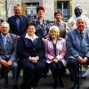 Fröhliches Wiedersehen: Vor 50 (stehend) oder 60 Jahren (sitzend) waren sie Erstkommunionkinder in der Arnsteiner Sankt-Nikolaus-Kirche.