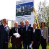 Wohnungen für Senioren: Das Bauprojekt in Altenkunstadt stellten (v. li.) Bürgermeister Georg Vonbrunn, Architekt Hans-Hermann Drenske, Raiffeisenbank-Vorstand Andreas Fischer, Geschäftsführender Gesellschafter Clemens Ulbrich von der Forum Wohnbau GmbH, Angelika Kießling, Annette Scherbel-Schülein und Michaela Herold von der Raiffeisenbank Obermain-Nord vor.
