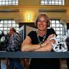 Susanne Braun: Die Künstlerin strahlt bei der Vernissage im Bezirksklinikum.