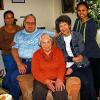 Alles Gute: Friederike Böhm freute sich anlässlich ihres 90. Geburtstages über die Glückwünsche ihrer Schwiegertochter Rufina Neef und ihres Sohnes Peter (v. li.) sowie der Enkeltochter Danice Jane und der Ersten Bürgermeisterin Dr. Bianca Fischer (v. re.).