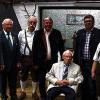 Geburtstagsfeier: Jubilar Edwin Krieg (sitzend) mit seinen Gästen (v. li.) Daniel Daum (Schützenmeister Tschirn), Reinhold Göhl (Schützenmeister Redwitz), Böllerschütze Hans-Georg Rebhan, Bürgermeister Christian Mrosek (Redwitz), Bürgermeister Peter Klinger (Tschirn) und Böllerschützin Kerstin Schmidt.