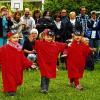 (klem)   Zum großen Familienfest des Kindergarten St. Bernhard in Klosterlangheim trafen sich kürzlich Kinder, Eltern, Großeltern, Freunde und Bekannte auf der Wiese vor dem Kindergarten, um miteinander zu feiern. Stadtrat Roland Lowig übermittelte die Grüße der Stadt und von Bürgermeisterin Dr. Bianca Fischer. Das Kindergartenteam mit seiner Leiterin Agnes Waidmann sorgte für einen unterhaltsamen Nachmittag. Mit „Willkommen, willkommen zum Fest liebe Leute“ begrüßten die Kindergartenkinder alle Gäste. Nach dem Motto „Mach mit, bei uns erlebst du was“ wurde anschließend gespielt und gesungen. Die Jüngsten bewegten sich zu einem englischen Farbenlied. Die Geschichte von den „Drei kleinen Schweinchen“ wurde von den Vorschulkindern aufgeführt, die auch mit kleinen Gedichten durchs Programm führten. Für Mama und Papa gab es Lieder und Geschenke, die zum Schluss der Aufführungen überreicht wurden. Für die Unterhaltung der Kinder sorgte neben dem Spielmobil des Landkreises besonders die Rollerbahn. Die Kinder konnten sich schminken lassen und Glitzertattoos leuchteten an Armen und Beinen. Ketten mit Perlen konnten gefädelt werden und am Basteltisch wurden viele Kantenhocker gestaltet. Mit dem Hochdrucklöschgerät „HDL 250“ der Feuerwehr Klosterlangheim durften die Kinder beim großen Familientag Holzdinos umspritzen. Kleine Geschenke an einem Basartisch wurden zu Gunsten des Kindergartens verkauft. Die Tombola, für die schon im Vorfeld fleißig gesammelt und gespendet wurde, war reich bestückt. Jedes Los gewann bei dieser schönen Aktion. 2014 feiert der Kindergarten Sankt Bernhard in Klosterlangheim sein 30- jähriges Bestehen.