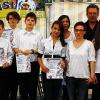 Sieben Kinder und Jugendliche des Gesang- und Musikvereins Mistelfeld haben in März 2013 ihre D1- und D2-Abzeichen des Nordbayerischen Musikbundes (NBMB) abgelegt. Die Prüfung umfasst ein theoretischen und einen praktischen Teil, die alle Prüflinge dank guter Vorbereitung mit besten Ergebnissen bestanden. Horst Sünkel, 1. Vorsitzenden des NBMB-Kreisverbandes (4. v. li.), überreichte kürzlich die Urkunden: Das bronzene Leistungsabzeichen (D1) legten Marco Rießner (Schlagzeug), Fabian Arneth (Posaune), Tobias und Patric Rießner sowie Natascha Mahr (alle Saxophon) und Anna Reuß (Klarinette) ab. Nikolas Brehm machte bereits mit zwölf Jahren auf dem Schlagzeug sein silbernes Abzeichen (D2) und präsentiert stolz seine Urkunde. Anja Kraus aus Theisau, die seit zwei Jahren vom Ausbildungsleiter Karlheinz Kerner (3. v. re.) unterrichtet wird und auch beim Jugendblasorchester regelmäßig mitspielt, hat gleichzeitig das D1 auf Saxophon und das D2 auf Klarinette abgelegt. Der 1. Vorsitzende des GMV Karlheinz Dorsch (2. v. li.) freute sich sehr über die erbrachten Leistungen und gratulierte herzlichst.