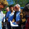 Planstudium: Stadtbaumeister Jürgen Graßinger (Mitte) erläuterte das Solarparkprojekt,  das Unternehmer Thomas Walther (links) am Eichenweg realisieren möchte. Bürgermeisterin Dr. Bianca Fischer (rechts) machte die Entscheidung von weiteren Grundstückverhandlungen abhängig.