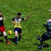 Verbissen: Hart umkämpft war die Partie zwischen der „SpVgg Razz“ und „Sancho Pancho“ (blau-gelbe Trikots), die letztere mit 3:2 für sich entschieden.