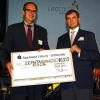 Großzügige Spende: Geschäftsführer Dr. Martin Fabian (rechts) überreichte Landrat Christian Meißner (links) eine Scheck in Höhe von 10 000 Euro für das Projekt „Fit4LIFe“.