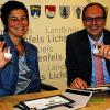 „Daumen nach oben“: Landrat Christian Meißner und Regionalmanagerin Stefanie Hahn werben für die neu eingerichtete Facebook-Seite.