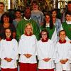 Einführung und Verabschiedung: Die neuen Ministranten der Pfarrgemeinde Sankt Martin, (unten, v. li.) Samira Spiegl, Lena Göhl, Laura Zahlmann, Nele Stark, Sophia Bornschlegel und Christian Dauer (nicht im Bild ist Sebastian Herold), gemeinsam mit (Mitte, v. li.) Ausbilder Pascal Kraus, Ministrantenteam-Leiterin Alexandra Kraus, Pfarrer Sebastian, den Ausbildern Karina Rutkowski und Johannes Konrad sowie den scheidenden Messdienern (oben, v. li.) Johannes Eberlein, Manuel Andres, Christoph Klamert, Lea Kreutzer und Valentin Schmidt.