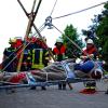 Zusätzlich mit Leinen gesichert: Mit Hilfe der von Feuerwehr und THW aufgebauten Seilbahn kann der Verletzte über das Hindernis transportiert werden.