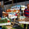 Vitaminbombe und Schnitzeljagd: Landwirt Günter Knorr und BBV-Kreisobmann Michael Bienlein (li.) präsentierten in Mainroth die Image-Kampagne der Landwirtschaft.