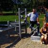 Neue Spielgeräte für den gut frequentierten Spielplatz im Schul- und Sportzentrum Altenkunstadt hat die Gemeinde Altenkunstadt aufstellen lassen. Glanzstück  ist ein Wasserspielgerät, mit dem die Faszination des nassen Elements von Kindern aller Altersgruppen aktiv erlebt werden kann. Eine Babyschaukel steht für die Kleineren zur Verfügung und für das Trainieren des Gleichgewichts wurden Balanciergeräte installiert. „Mit diesen Erweiterungen ist die Attraktivität des idyllisch gelegenen Spielplatzes gesteigert worden“, freute sich Bürgermeister Georg Vonbrunn (li.).