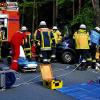 Ein Todesopfer und zwei Schwerstverletzte forderte ein Verkehrsunfall gestern Abend auf der Straße zwischen Burgkunstadt und Kirchlein. Auf Höhe der Abzweigung nach Theisau kam der Fahrer eines Opel Corsa in der scharfen Linkskurve nach rechts von der Fahrbahn ab, schlingerte, rutschte die Straßenböschung hinab und prallte frontal auf einen Baum. Der Kleinwagen wurde regelrecht zusammengeschoben. Der 40-jährige Fahrer, seine 44-jährige Beifahrerin und der 15-jährige Sohn des Fahrers wurden im Auto eingeklemmt. Die Feuerwehren mussten sie mit schwerem Rettungsgerät bergen. Die Frau verstarb an der Unfallstelle. Der Vater wurde per Rettungshubschrauber ins Klinikum Bayreuth, der Sohn ins Klinikum Kulmbach gebracht. Beim Auto entstand Totalschaden. Eine Blutentnahme beim Fahrer wurde angeordnet, das Auto sichergestellt. Ein Großaufgebot an Notärzten, Rettungssanitätern, Feuerwehrleuten und der Polizei sowie ein Sachverständiger waren an der Unfallstelle im Einsatz.