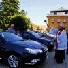 Mit einer Andacht zu Ehren des heiligen Christophorus feierten am Sonntagnachmittag zahlreiche Gläubige in der Basilika Vierzehnheiligen den Schutzpatron der Reisenden und der Fahrzeuge, deshalb haben auch viele Autofahrer eine Christophorus-Plakette in ihren Fahrzeugen. Nach der Andacht lud Guardian Heribert Arens die vielen Gläubigen zur Fahrzeugensegnung ein. Viele Autos aus nah und fern waren auf dem Platz um die Basilika abgestellt. Geduldig machte sich der Franziskanerpater auf den Weg, um zunächst das Gefährt und anschließend den Fahrer einzeln zu segnen. Die katholische Kirche feiert am 24. Juli das Fest des heiligen Christophorus. Pater Heribert: „Die Gestalt des heiligen Christophorus will uns das Vertrauen schenken, dass uns die Übergänge unseres Lebens gelingen und dass es Christus selbst ist, den wir in uns tragen und der unserem Leben Fruchtbarkeit und Schönheit schenkt ", sagte der Pater.
