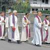 Trauerzug: Mehr als 40 Geistliche geleiteten den Sarg des verstorbenen Pfarrers Michael Leicht von der Pfarrkirche bis zum Friedhof.