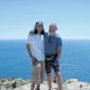 Helmut Schuller in Finisterra: Am „Ende der Welt“ mit einem Jakobsweg-Pilger aus Nordkorea, laut Schuller „ein sehr interessanter Mensch“; im Hintergrund der Atlantik.