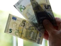Echt oder gefälscht? Unbekannte haben in Mering falsche Fünf-Euro-Scheine aus einem BMW geworfen.
