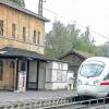 Bahnstrecke: Noch rauschen ICE-Triebwagen am Empfangsgebäude Ebensfeld vorbei. An der Strecke sollen große Lärmschutzwände entstehen.