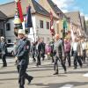 Zu Ehren der Gottesmutter: Die große Kirchenparade der Altenkunstadter Vereine und die feierliche Prozession durch die Ortsstraßen zählten zu den Höhepunkten des Maria-Trost-Festes der katholischen Kirchengemeinde. Für optische Farbtupfer sorgten die Fahnenabordnungen.