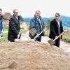 Spatenstich: Das Signal für den Bau des Wirtschafts- und Radwegs zwischen Baiersdorf und Prügel gaben gestern (v. li.) Bürgermeister Georg Vonbrunn, Landrat Christian Meißner, Baudirektor Wolfgang Kießling vom Amt für Ländliche Entwicklung in Oberfranken, stellvertretender Kreisbauhofleiter Franz Winkler und Karl Kolb von der STL-Bau GmbH.