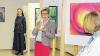 Ausstellung eröffnet: Malerin Jutta Schlier (Mitte) und Generaloberin Schwester Regina Pröls (hinten) im Mutterhaus der Franziskusschwestern.