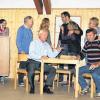Turbulent geht es zu: Zahlreiche prominente Schauspieler, unter ihnen den Michelauer Bürgermeister Helmut Fischer und der Arzt Dr. Roland May, wirken als Schauspieler bei dem Theaterstück „Pension Mühlenblick“ mit.