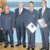 Hohe Auszeichnungen: Diese erhielten Kreisbrandmeister Erich Wachsmann (3. v. li.) und Kreisbrandinspektor Otmar Jahn (5.v. li.). Ihnen gratulierten Georg Vonbrunn (Bürgermeister Altenkunstadt), Bianca Fischer (Bürgermeisterin Lichtenfels), Regierungspräsident Wilhelm Wenning, Christian Meißner (Landrat) und Kreisbrandrat Tim Vogler.