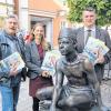 Vom neuen Gastgeberverzeichnis überzeugt: Grafikdesigner Peter Bäumel (links), Tourismuschefin Anne Maria Schneider und Zweiter Bürgermeister Hans-Josef Stich.