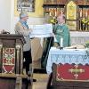 Freudiger Anlass: Pfarrer Reinhold Braun überreicht den Erlös des Konzertes im Rahmen des 150. Weihejubiläums der Birkacher Marienkirche an Michael Albrecht.