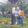 Höchste Auszeichnung: Wolfgang Lex mit seinen Sachsenhühnern gelb, mit denen er diesen großen Erfolg feiern durfte.