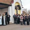 Mit besinnlichen Gottesdiensten beging die katholische Kirchengemeinde Altenkunstadt Allerheiligen. Den Höhepunkt bildete am Nachmittag eine Totengedenkfeier auf dem Friedhof. Trotz der trüben Witterung hatten sich mehrere hundert Gläubige, darunter auch viele auswärtige Besucher, auf dem Vorplatz der Aussegnungshalle versammelt. Pfarrer Norbert Lang (5. von links) empfahl den Mitchristen, sich statt zu jammern und zu klagen auf Gottes Zusage einzulassen: „Ihr seid meine geliebten Kinder. Ihr gehört mir im Leben wie im Sterben“. Stellvertretender Pfarrgemeinderatsvorsitzender Thomas Geldner verlas die Namen der 37 Frauen und Männer, die seit dem letzten Allerheiligentag in der Pfarrei Mariä Geburt verstorben sind. Pfarrer Lang ging durch den Friedhof und besprengte die Gräber mit Weihwasser. Die Altenkunstadter Blaskapelle mit ihrem Dirigenten Bastian Zapf und der katholische Kirchenchor sorgten für die musikalische Ausgestaltung der Gedenkfeier.