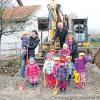 Spatenstich für die Kleinsten: Große Freude herrschte bei den Kindern im Haus Regenbogen anlässlich der Besichtigung der Baumaßnahmen durch Bürgermeister Helmut Fischer und Pfarrer Roland Höhr zu Erweiterung der Krippenplätze von 30 auf 42 Kindern. Mit ihren Schaufeln hätten die Kleinen gerne selbst mit Hand angelegt. Die Freude ist auch bei Einrichtungsleiterin Regina Dümmlein (re.) und Erzieherin Nadine Rötz (li.) zu sehen.