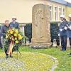 Im Gedenken an die Gefallenen: Bürgermeister Jochen Partheymüller legt am Ehrenmal einen Kranz für die Opfer von Kriegen und Gewalt nieder.