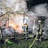 Ein Brennholzschuppen sowie ein Gewächshaus wurden ein Raub der Flammen. Der Schaden beläuft sich auf zirka 20 000 Euro. Eine Anwohnerin teilte den Brand in der Hopfenstraße gegen 1 Uhr mit. Über 50 Einsatzkräfte rückten aus. Diese konnten jedoch nicht verhindern, dass der Schuppen komplett niederbrannte. Das direkt daneben befindliche Gewächshaus wurde völlig zerstört. Die Brandursache ist noch unklar. Die Kripo Coburg hat die Ermittlungen aufgenommen und bittet unter  (09561) 645 um Hinweise.