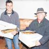 Eine freudige Überraschung erlebten am vergangenen Mittwoch die zahlreichen Kunden der Lichtenfelser Tafel. Jeder bekam eine frisch geräucherte Forelle. Gleich 80 der erst am Vortag geräucherten, leckeren Fische spendete Alexander Krappmann (li.), Inhaber der bekannten Fischzucht Seehof, der Lichtenfelser Tafel, um den bedürftigen Menschen eine vorweihnachtliche Freude zu bereiten. Die Fische nahm der Schneyer Stadtrat und ehrenamtliche Helfer der Tafel, Rudi Breuning, in Empfang, auf dessen Initiative die Spende zustande gekommen war.
