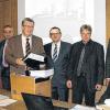 Ein Karton voller Bauanträge: Die Unterlagen für das geplante Fachmarktzentrum überreichten die Vertreter der Investoren Hans Schneider (3. v. re.) und Anton Fenk (li.) an Bürgermeister Georg Vonbrunn (Mitte). Darüber freuen sich (v. re.) Baur-Geschäftsführer Albert Klein, geschäftsleitender Beamter Alexander Pfaff, Projektleiter Michael Bußkamp, Baur-Bereichsleiter Erhard Ströhl, Zweiter Bürgermeister Robert Hümmer und Baur-Sprecher Dr. Jörg Hoepfner.