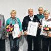 Langjährige Verbundenheit: Seit 25 Jahren halten Renate Halwart (Zweite v. li.), Ewald Dück (Dritter v. li.) und Hedwig Theil (Zweite v. re.) dem Gartenhobbyverein Altenkunstadt die Treue. Die Vorstandsmitglieder Norbert Kerling (li.), Herbert Taschner (Dritter v. re.) und Alfred Spindler (re.) überreichten Urkunde, Nadel und Geschenk.