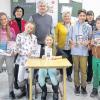 Die besten Vorleser der sechsten Klasse: Michaela Schmitt, Jule Friedrich, Siegerin Nina Mirwald, Pascal Hauptmann und Gerald Brodkorb mit ihren Büchern, aus denen sie einen selbst gewählten Text vorlasen. Dahinter die Klassenlehrerin, Konrektorin Roswitha Fischer und die Jury mit Bürgermeister Bernhard Storath, Förderlehrerin Petra Krasser, Elternbeiratsvorsitzender Irina Fahrenbruch und Rektor Jürgen Jäger (von links).