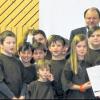 Ein Scheck für die Schulkasse: Darüber freuen sich Rektor Roland Christeiner und die Nussolinos.
