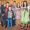 Die Gratulantenschar: Roland Müller (Sohn) und Bürgermeister Jürgen Kohmann gratulierten Barbara und Josef Müller zur goldenen Hochzeit wie auch Enkel Markus, Enkelin Helena, Enkelin Anna-Maria, Tochter Carola und Ortssprecher Josef Weis (v. li.). Ganz vorne Enkel Florian.