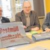 Kostenlose Müllsäcke für Windeln: Wolfgang Schneider, Oberregierungsrat Anton Fleischmann und Landrat Christian Meißner (v. li.) stellten das jüngste familienfreundliche Angebot des Landkreises vor.