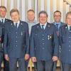 Die Geehrten mit neuem Vorsitzendem und Offiziellen: (v. li.): Kreisbrandinspektor Wolfgang Beyer, Manfred Schreck, Wigand Diesel, Kommandant Günter Schlund, Volker Knauer, Gerhard Martin. Zweiter Bürgermeister Manfred Künzel, neuer Vorsitzender Thomas Bauer, Bürgermeister Markus Mönch, scheidender Vorsitzender Wilfried Bauer, Kreisbrandmeister Jochen Mann, Kreisbrandrat Manfred Lorenz, stellvertretender Landrat Hendrik Dressel und Hartmut Preiser.