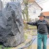 Fast wie bei Obelix: Im Rahmen der Dorferneuerung in Horsdorf ist auch ein idyllisches Plätzchen an der Lauter entstanden. Eine Sitzgruppe soll dort noch aufgestellt werden. Den mächtigen Basaltfelsen hat Hans-Karl Hertel eigens mit dem Traktor abgeholt.