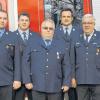 Besondere Auszeichnung: Das Bayerische Feuerwehr-Ehrenkreuz in Silber überreichte Kreisfeuerwehrverbandsvorsitzender Bernhard Ziegmann (2. v. re.) dem ehemaligen Kommandanten Michael Batz (3. v. li.). Mit ihm freuen sich stellvertretender Kommandant Sascha Schneiderbanger (li.), Kommandant Thomas Neuberger (2. v. li.), Kreisbrandinspektor Thomas Renner (3. v. re.) und Kreisbrandmeister Andreas Schnapp (re.).