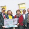 Nachträgliche Bescherung: Eine Spende für Regens Wagner übergab (v. li.) Burkhard Butz von Bayernwerk an Stephanie Pfadenhauer (Bereichsleitung der Außenwohngruppe Redwitz), Sabine Schubert (Gesamtleitung Regens Wagner Burgkunstadt), Heinz Petterich (Bürgermeister Burgkunstadt) und Christian Mrosek (Bürgermeister Redwitz).
