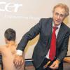 Schröpf-Methode demonstriert: Das hier von Prof. Dietmar Kummer veranschaulichte Verfahren mutet für ungewohnte Augen vielleicht seltsam an. Doch mit der uralten Methode des Schröpfens kann so manchen Beschwerden entgegen gewirkt werden.