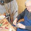 Mit viel Fingerspitzengefühl: Waldemar Backert, der Erfinder des „kleinsten Korbes der Welt“ in seiner Michelauer Werkstatt.