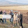 Strahlende Gesichter: Die NEO-Führungsmannschaft mit ihren Gästen beim offiziellen Spatenstich zur Bürgersolaranlage bei Unterneuses.